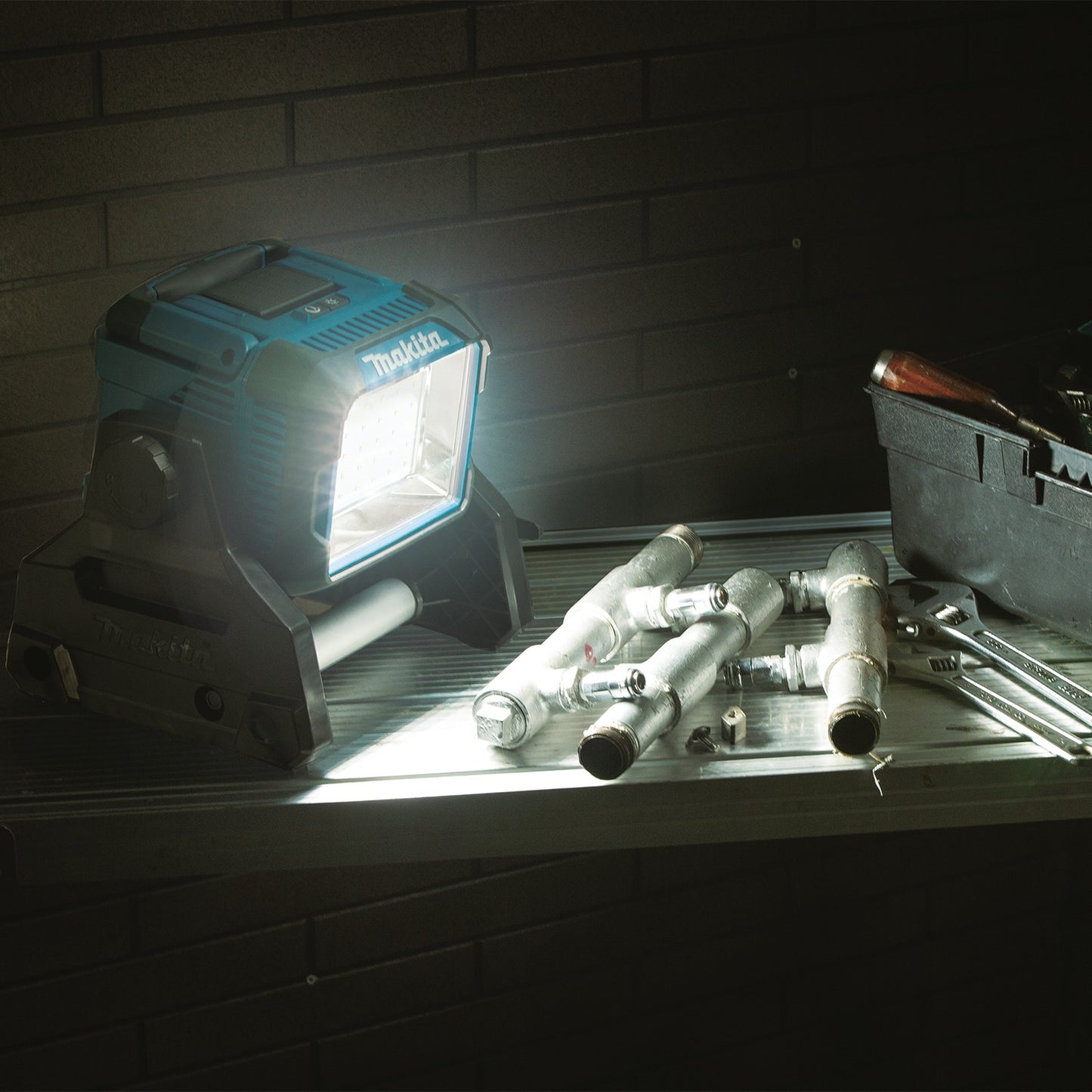 Makita DML811 18V LXT® Lithium‑Ion Cordless/Corded Work Light, Light Only