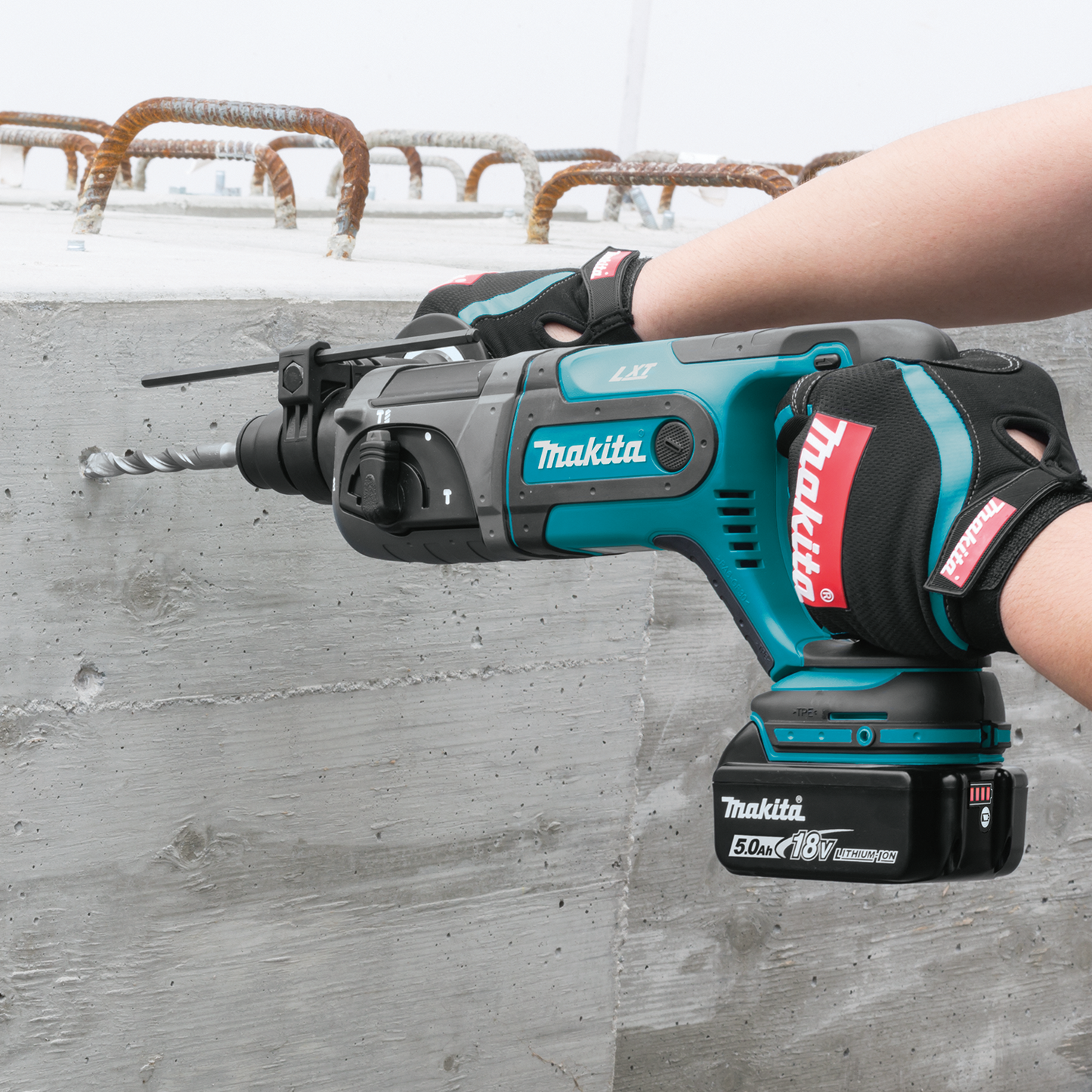 Makita XRH04T 18V LXT® Lithium‑Ion Cordless 7/8" SDS‑PLUS Rotary Hammer Kit, (5.0Ah)