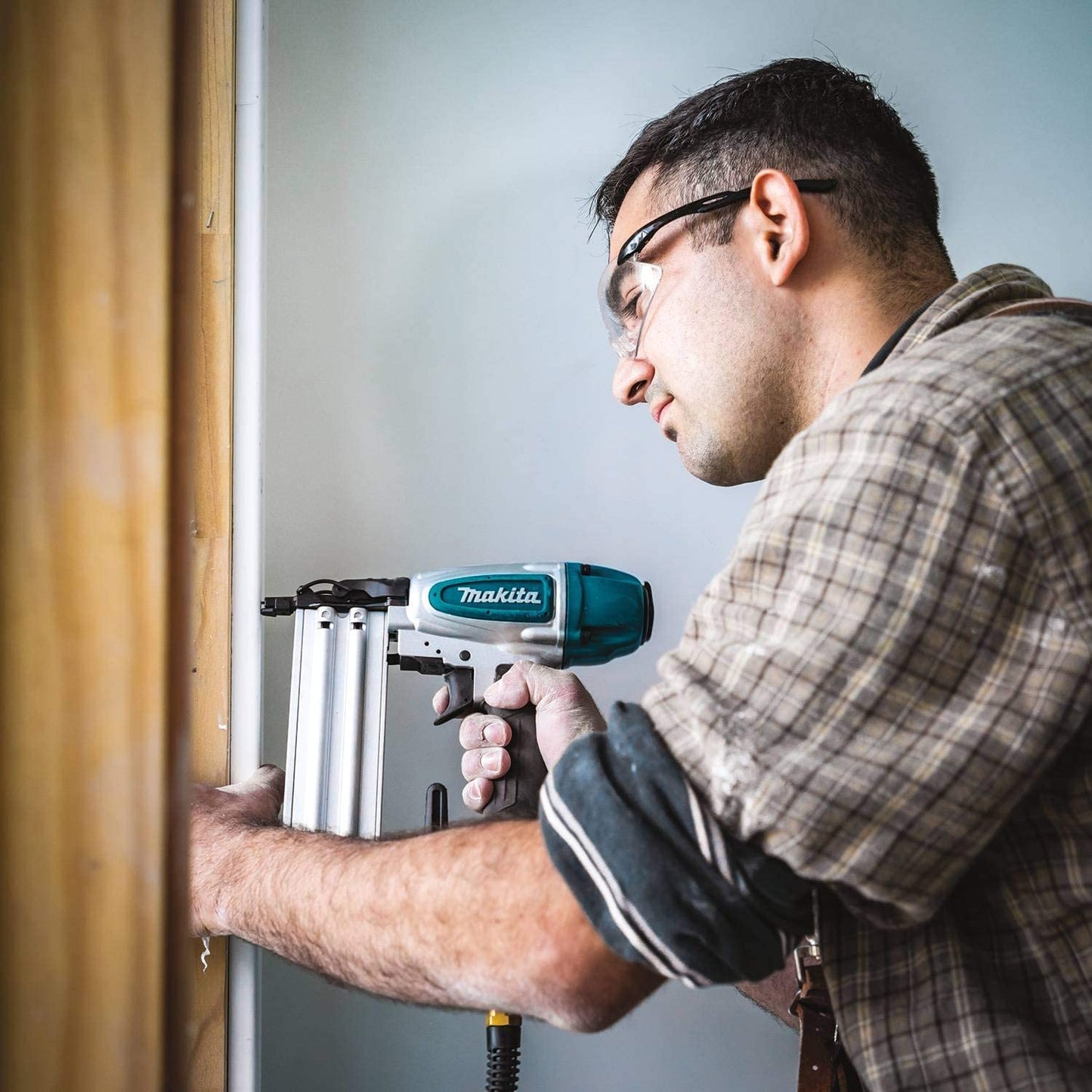 Makita MAC100QK1 Quiet Series 1/2 HP, 1 Gallon Compact, Oil‑Free, Electric Air Compressor, and 18 Gauge Brad Nailer Combo Kit