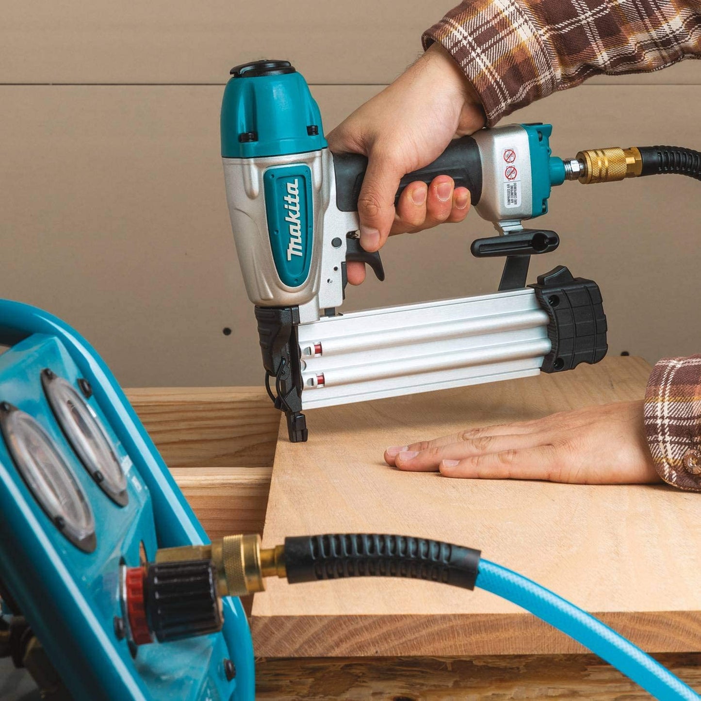 Makita MAC100QK1 Quiet Series 1/2 HP, 1 Gallon Compact, Oil‑Free, Electric Air Compressor, and 18 Gauge Brad Nailer Combo Kit