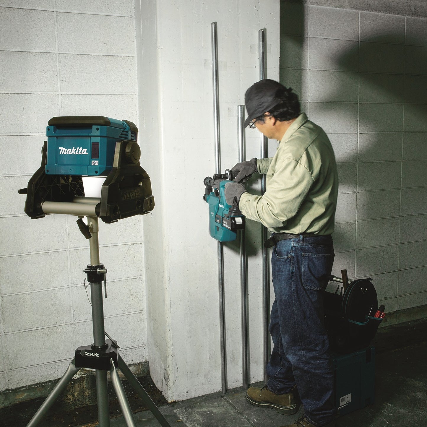 Makita DML811 18V LXT® Lithium‑Ion Cordless/Corded Work Light, Light Only