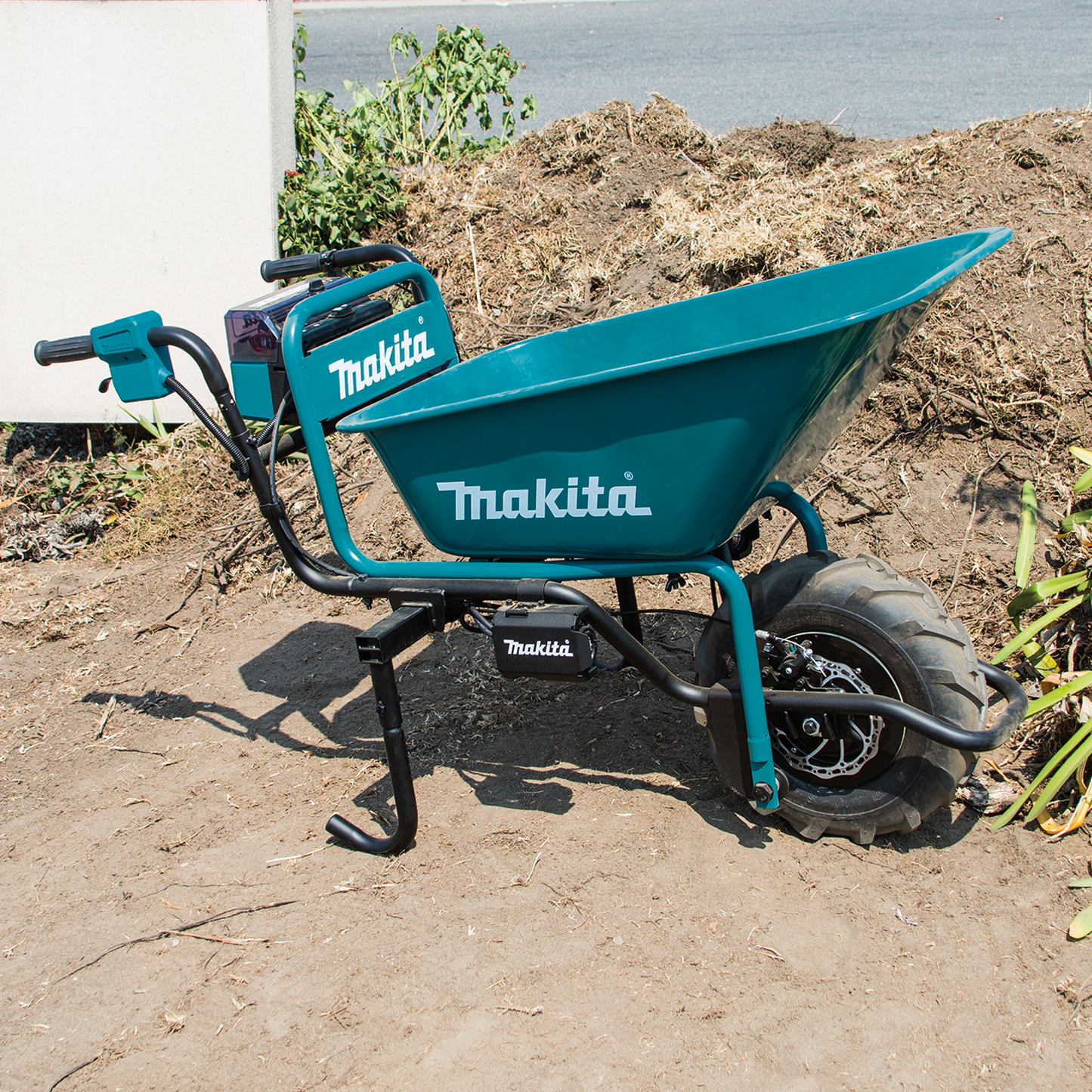 Makita XUC01PTX1 18V X2 LXT® Brushless Cordless Power‑Assisted Wheelbarrow Kit (5.0Ah)