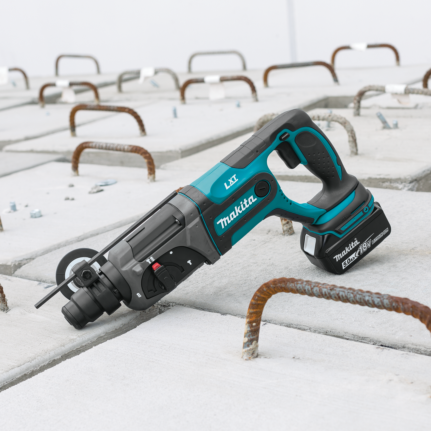 Makita XRH04T 18V LXT® Lithium‑Ion Cordless 7/8" SDS‑PLUS Rotary Hammer Kit, (5.0Ah)