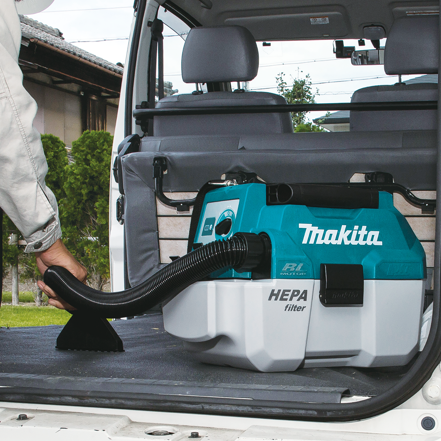 Makita XCV11T 18V LXT® Lithium‑Ion Brushless Cordless 2 Gallon HEPA Filter Portable Wet/Dry Dust Extractor/Vacuum Kit (5.0Ah)