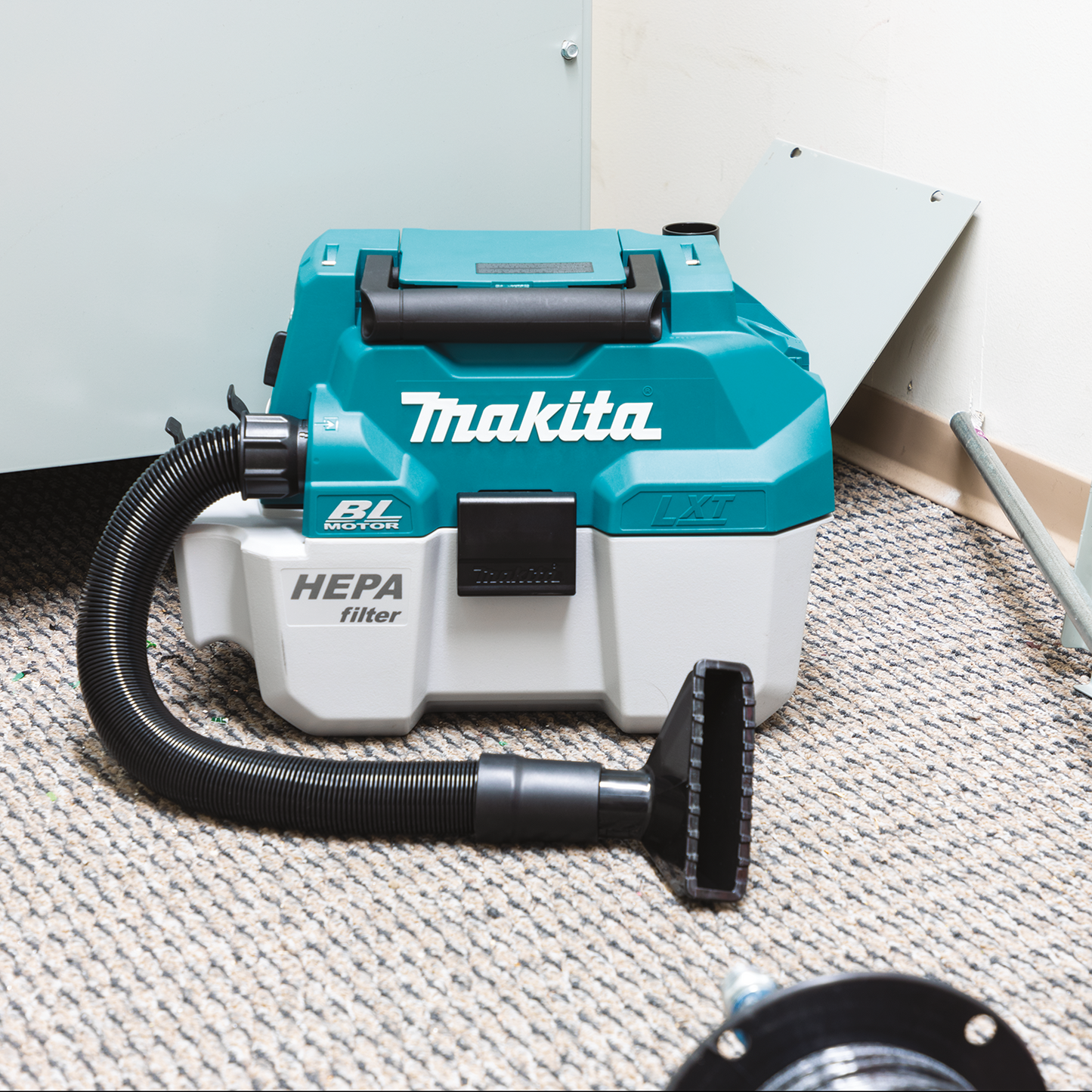 Makita XCV11T 18V LXT® Lithium‑Ion Brushless Cordless 2 Gallon HEPA Filter Portable Wet/Dry Dust Extractor/Vacuum Kit (5.0Ah)