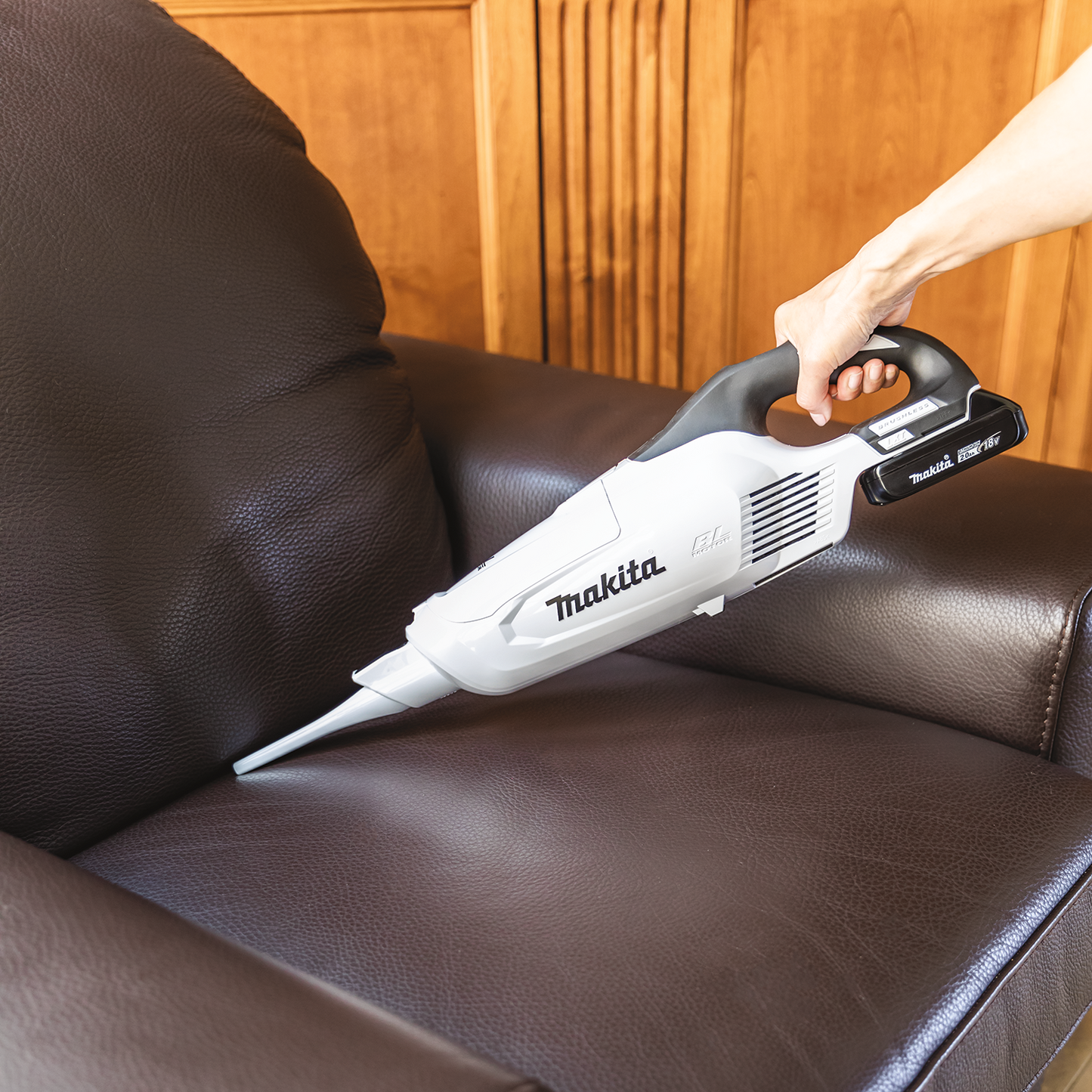 Makita XLC05R1WX4 18V LXT® Lithium‑ion Compact Brushless Cordless 3‑Speed Vacuum Kit, w/ Push Button and Dust Bag (2.0Ah)