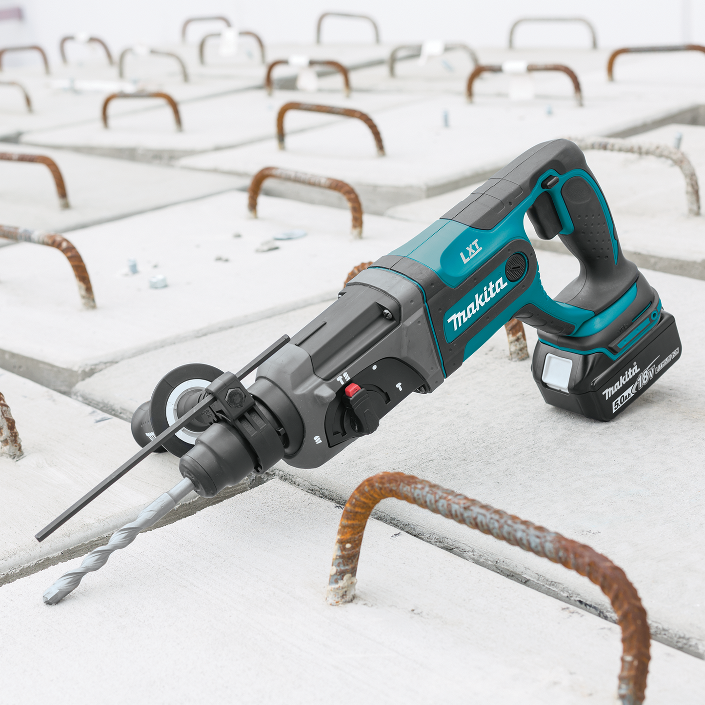 Makita XRH04T 18V LXT® Lithium‑Ion Cordless 7/8" SDS‑PLUS Rotary Hammer Kit, (5.0Ah)
