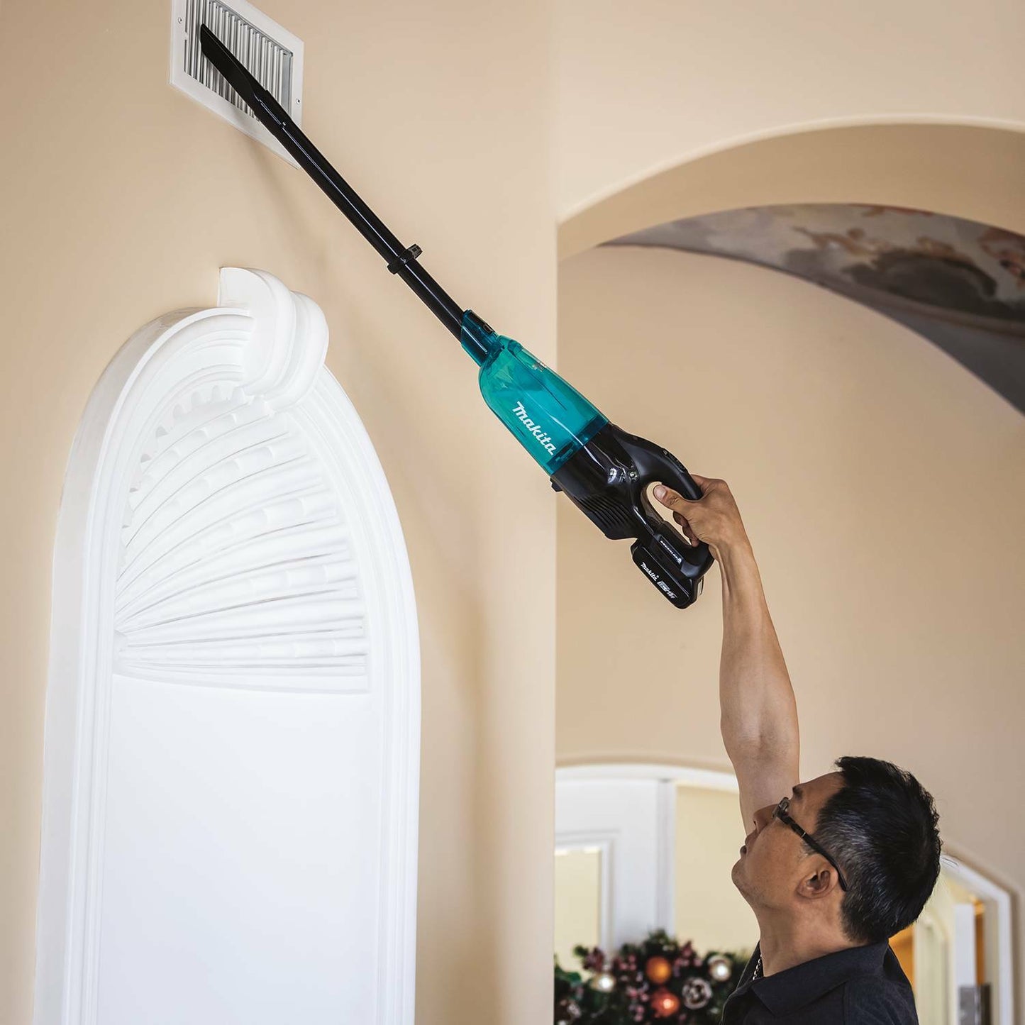 Makita XLC03R1BX4 18V LXT® Lithium‑ion Compact Brushless Cordless Vacuum Kit, Trigger w/ Lock (2.0Ah)