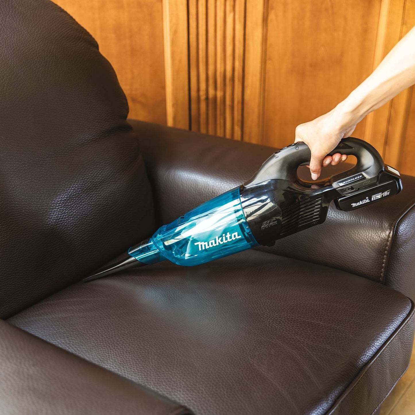 Makita XLC03R1BX4 18V LXT® Lithium‑ion Compact Brushless Cordless Vacuum Kit, Trigger w/ Lock (2.0Ah)