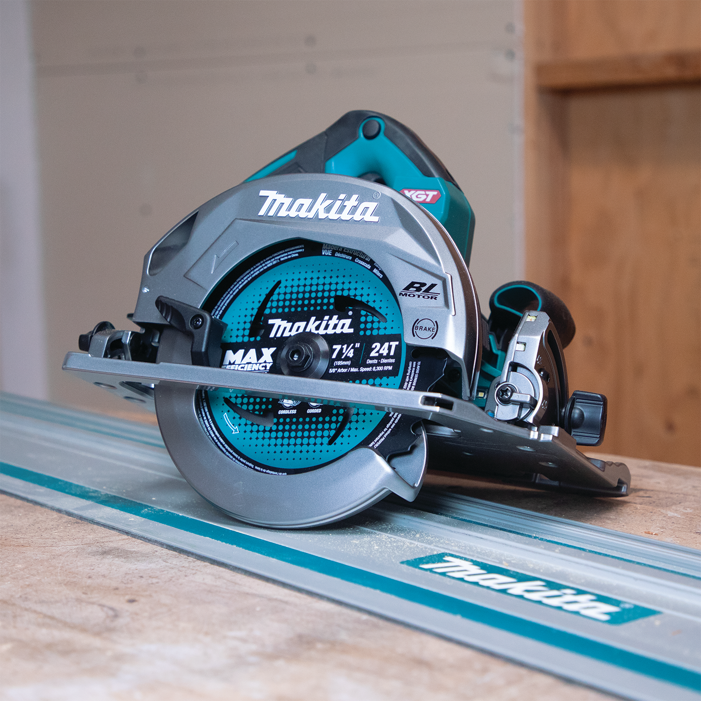 Makita GSH02M1 40V max XGT® Brushless Cordless 7‑1/4" Circular Saw Kit with Guide Rail Compatible Base, AWS® Capable, 4.0Ah