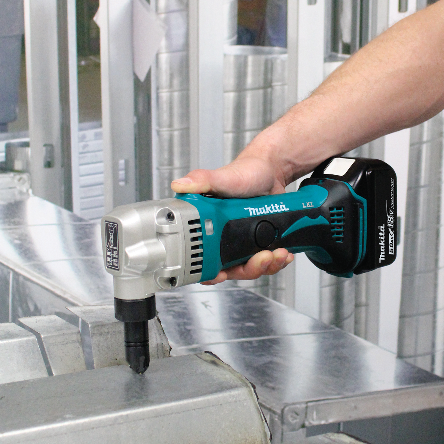 Makita XNJ01T 18V LXT® Lithium‑Ion Cordless 16 Gauge Nibbler Kit (5.0Ah)