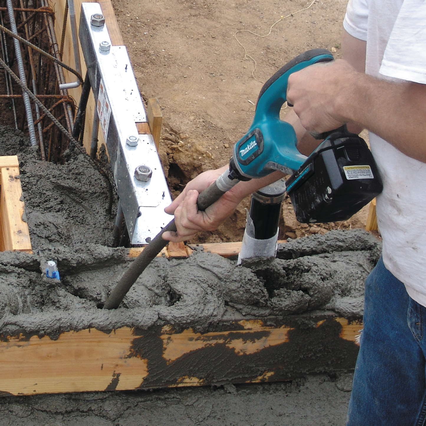 Makita XRV01Z 18V LXT® Lithium‑Ion Cordless 4' Concrete Vibrator, Tool Only