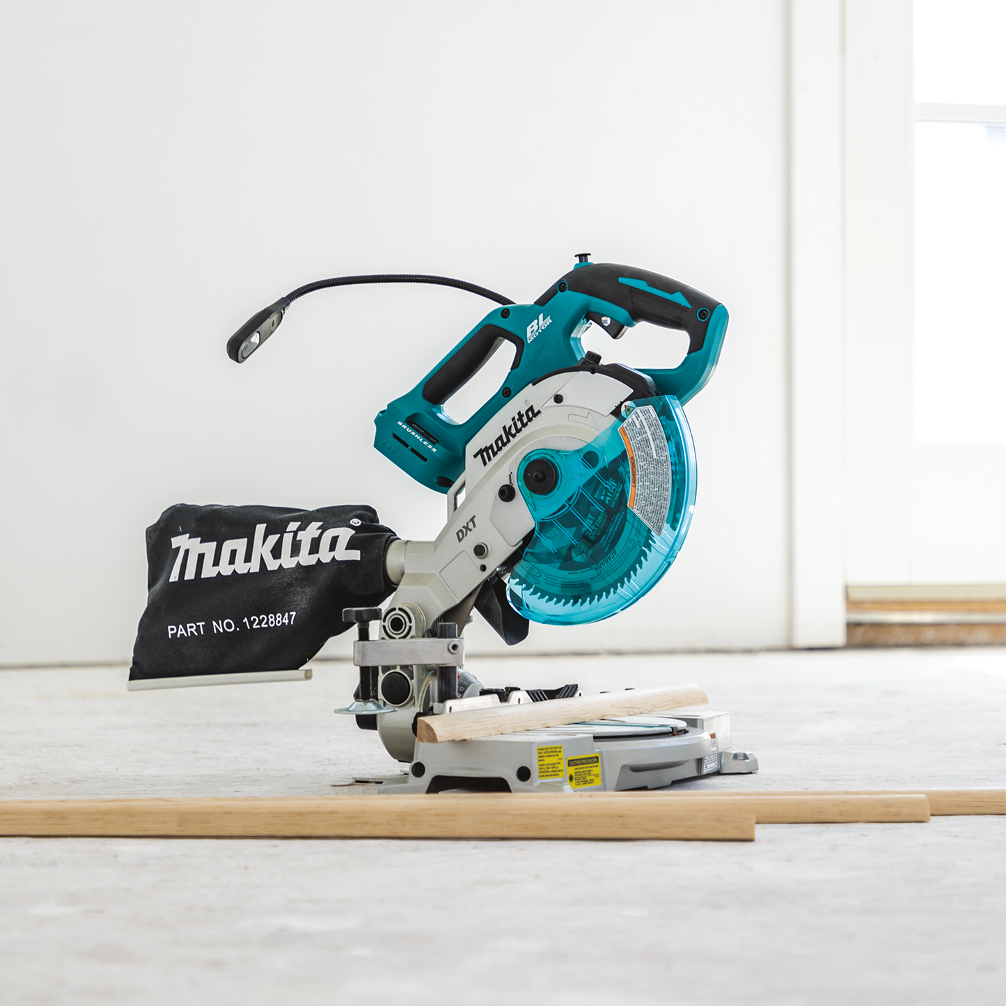 Makita XSL05Z 18V LXT® Lithium‑Ion Brushless Cordless 6‑1/2" Compact Dual‑Bevel Compound Miter Saw with Laser, Tool Only