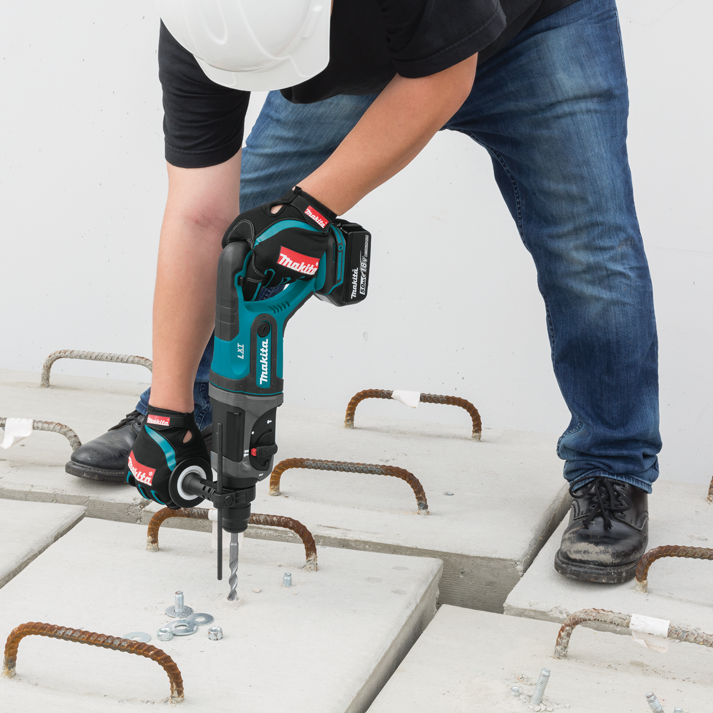 Makita XRH04T 18V LXT® Lithium‑Ion Cordless 7/8" SDS‑PLUS Rotary Hammer Kit, (5.0Ah)
