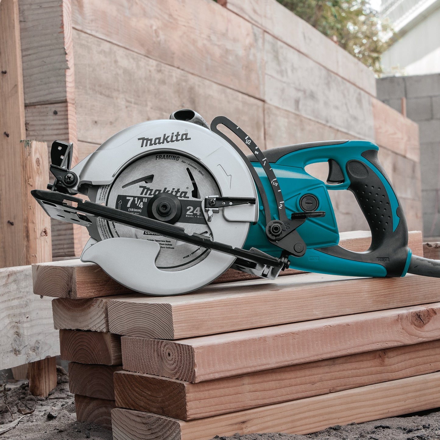 Makita 5477NB 7‑1/4" Hypoid Saw