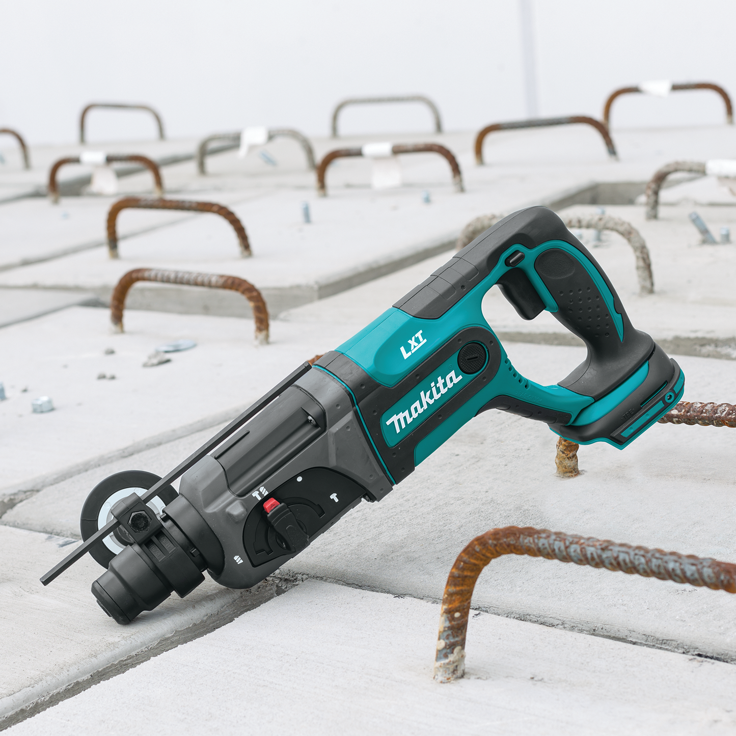 Makita XRH04Z 18V LXT® Lithium‑Ion Cordless 7/8" SDS‑PLUS Rotary Hammer, Tool Only