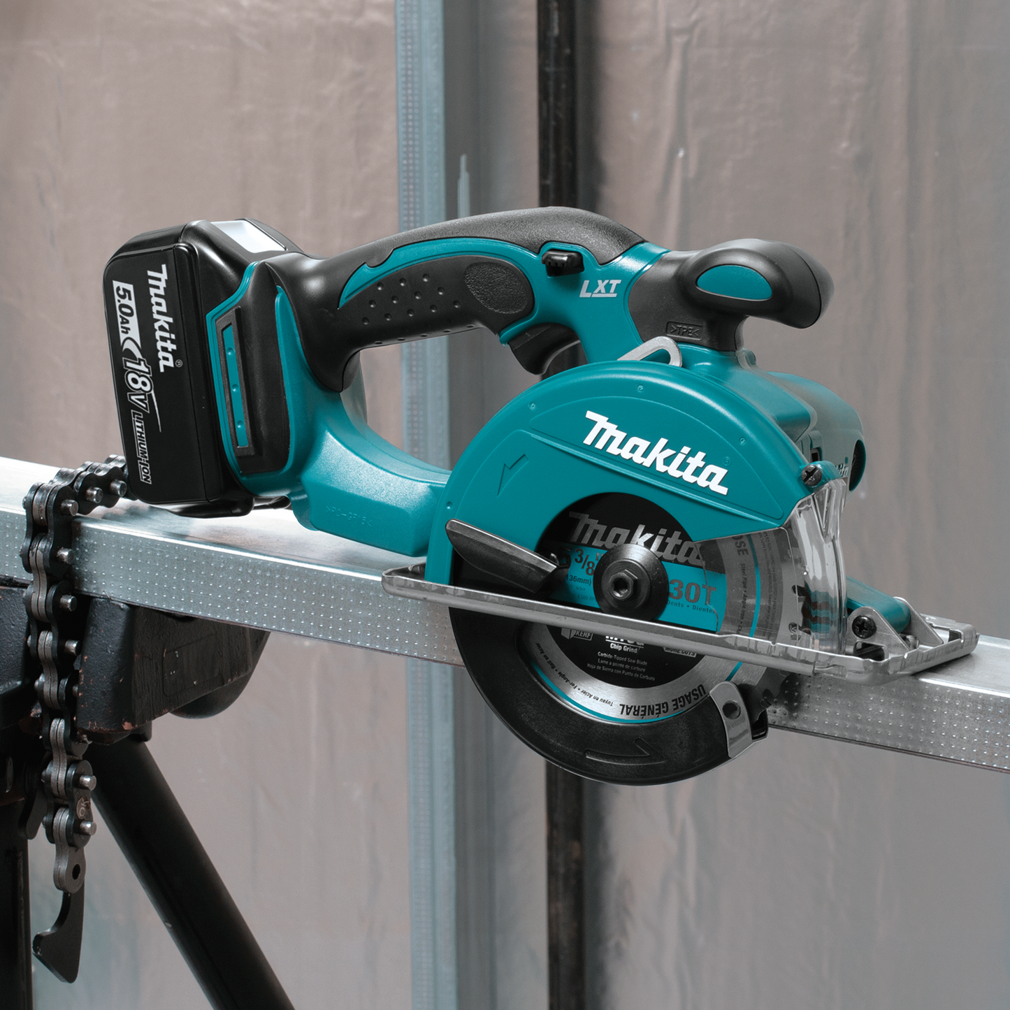 Makita XSC01T 18V LXT® Lithium‑Ion Cordless 5‑3/8" Metal Cutting Saw Kit (5.0Ah)