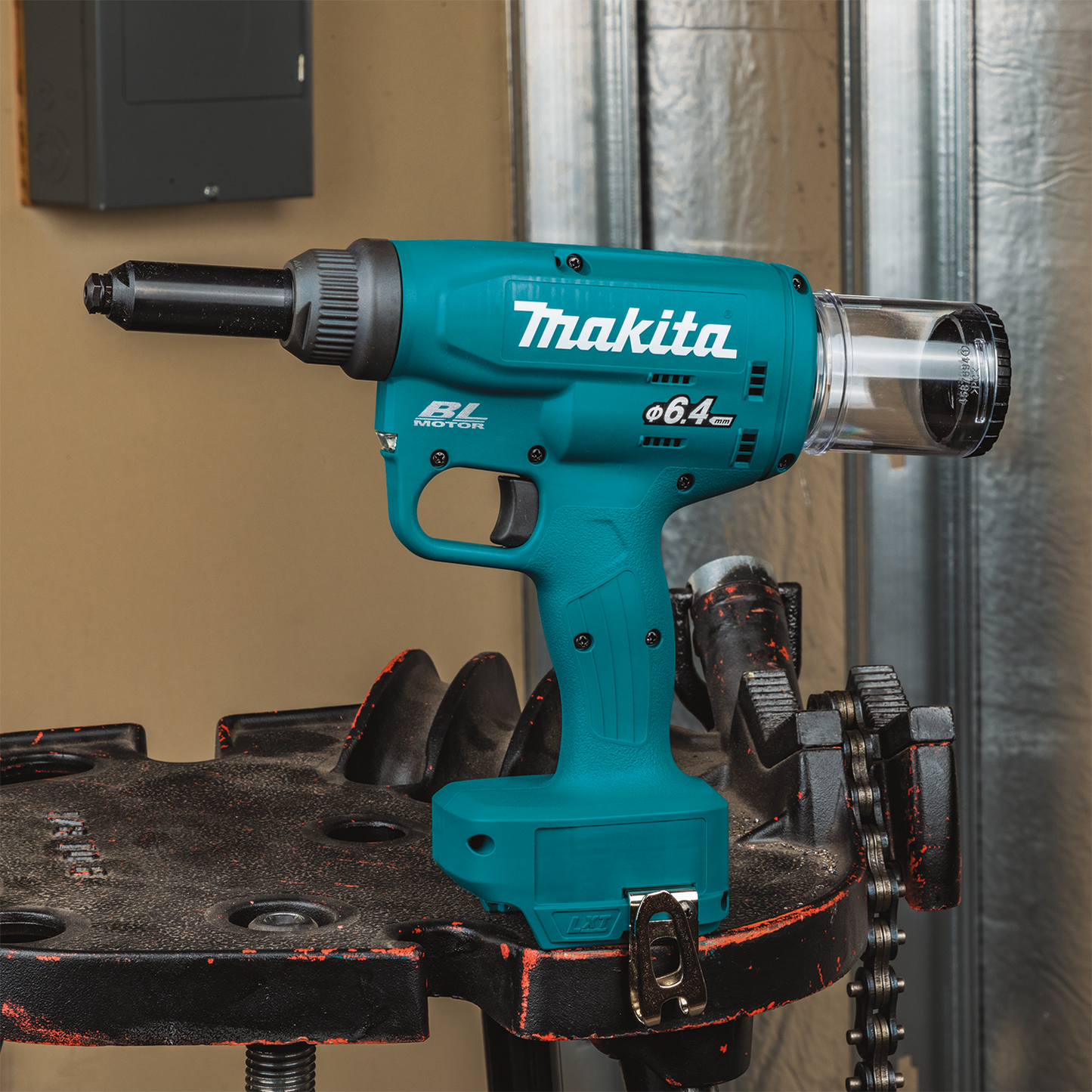 Makita XVR02Z 18V LXT® Lithium‑Ion Brushless Cordless Rivet Tool, Tool Only