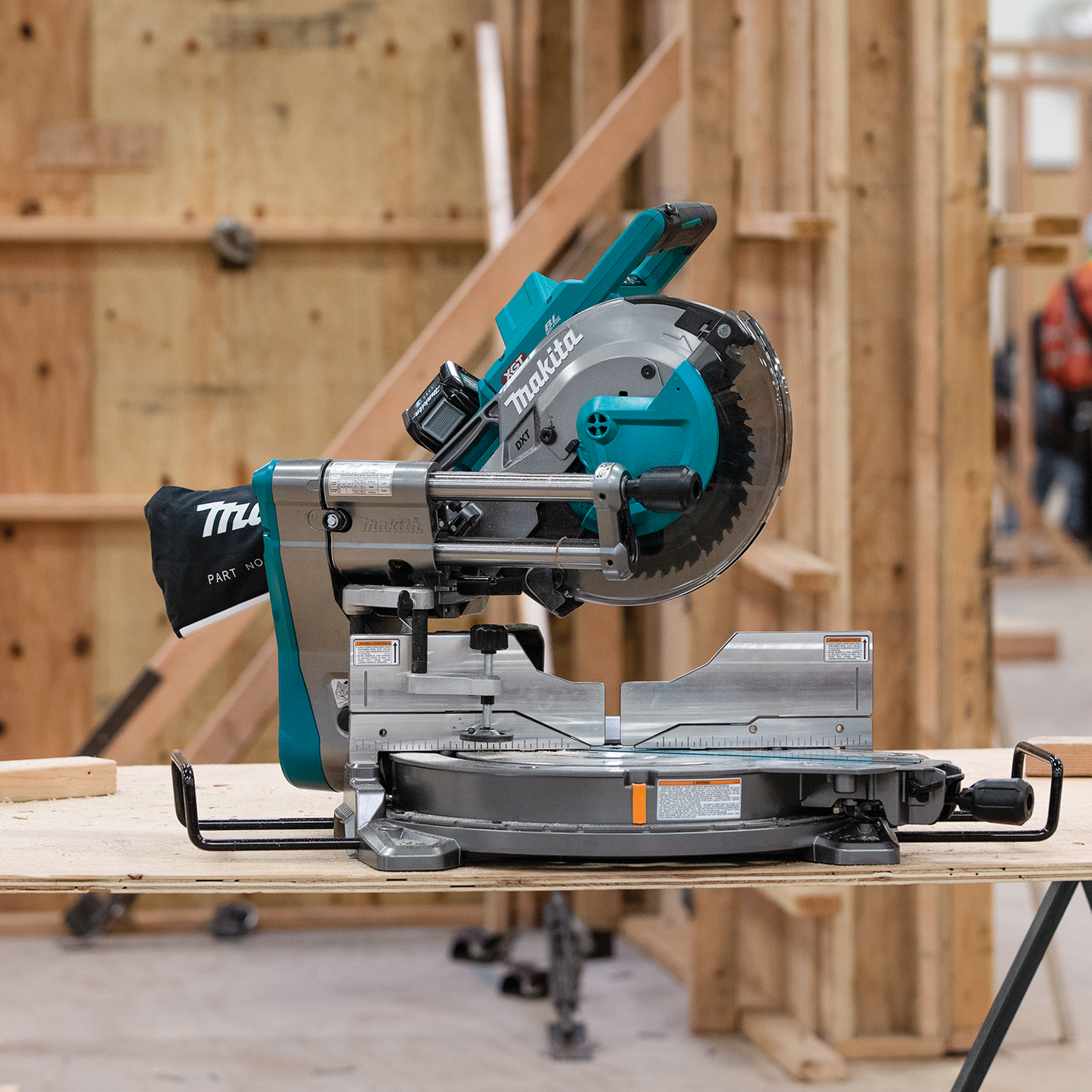 Makita GSL03M1 40V max XGT® Brushless Cordless 10" Dual‑Bevel Sliding Compound Miter Saw Kit, AWS® Capable (4.0Ah)