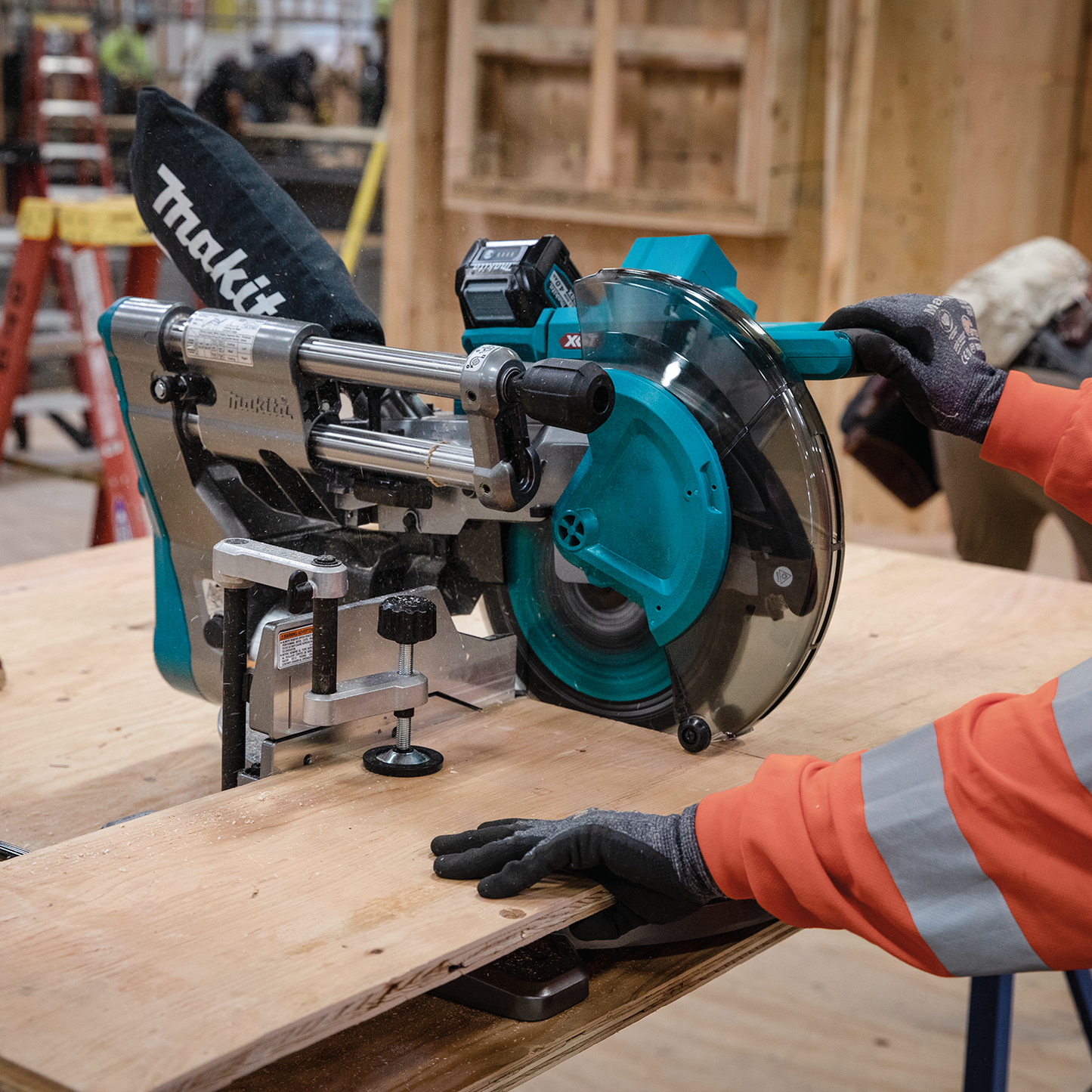 Makita GSL03M1 40V max XGT® Brushless Cordless 10" Dual‑Bevel Sliding Compound Miter Saw Kit, AWS® Capable (4.0Ah)