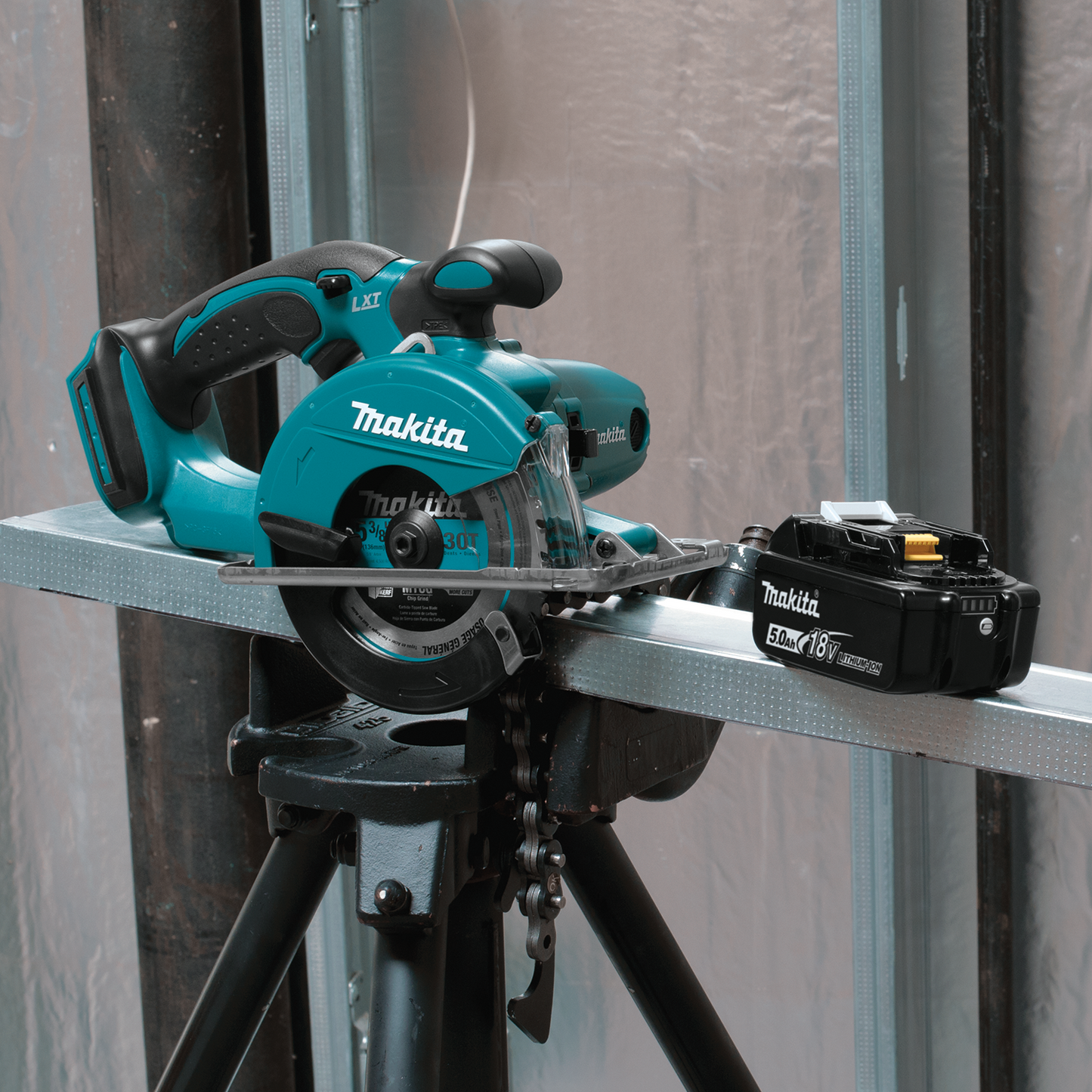 Makita XSC01T 18V LXT® Lithium‑Ion Cordless 5‑3/8" Metal Cutting Saw Kit (5.0Ah)