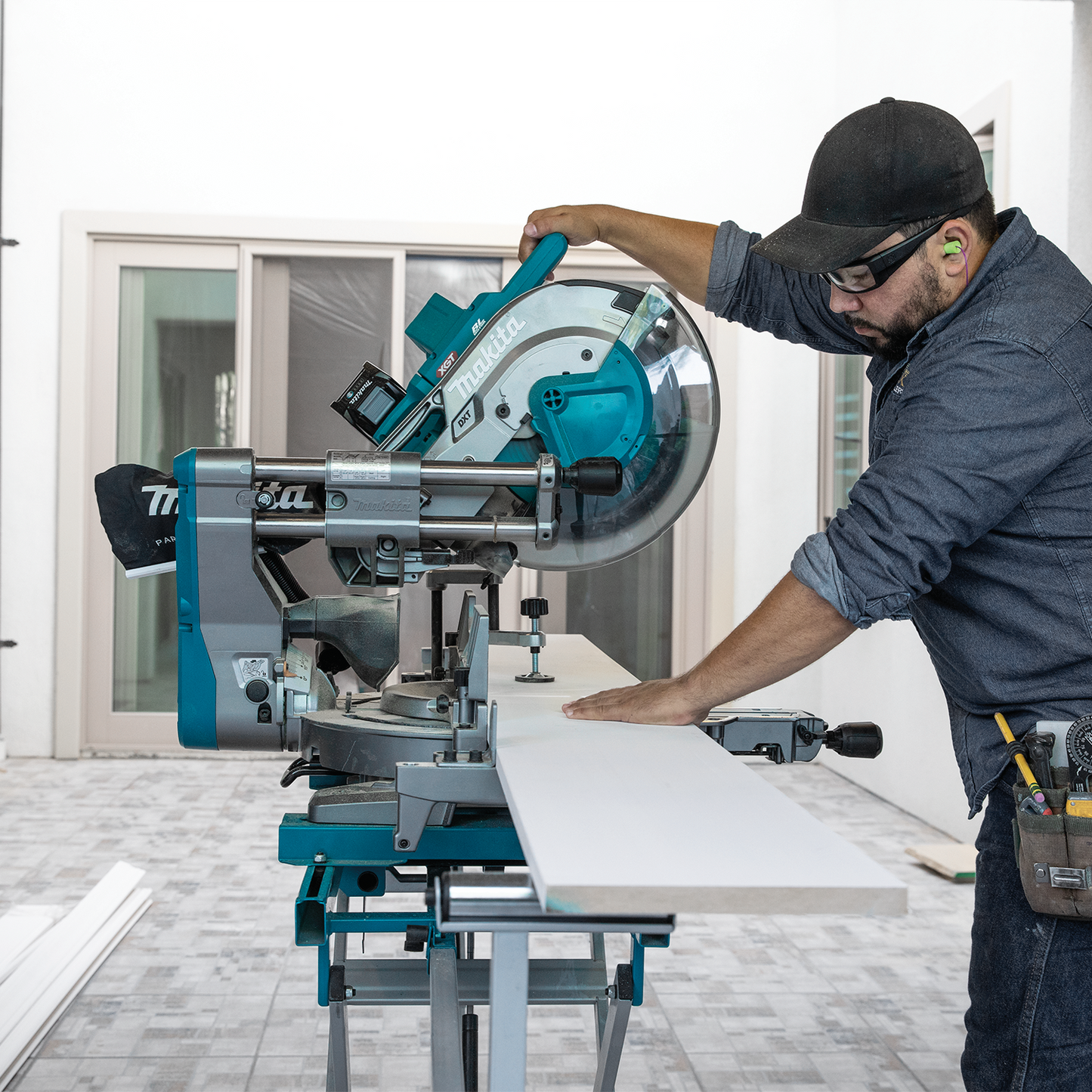 Makita GSL04M1 40V max XGT® Brushless Cordless 12" Dual‑Bevel Sliding Compound Miter Saw Kit, AWS® Capable (4.0Ah)