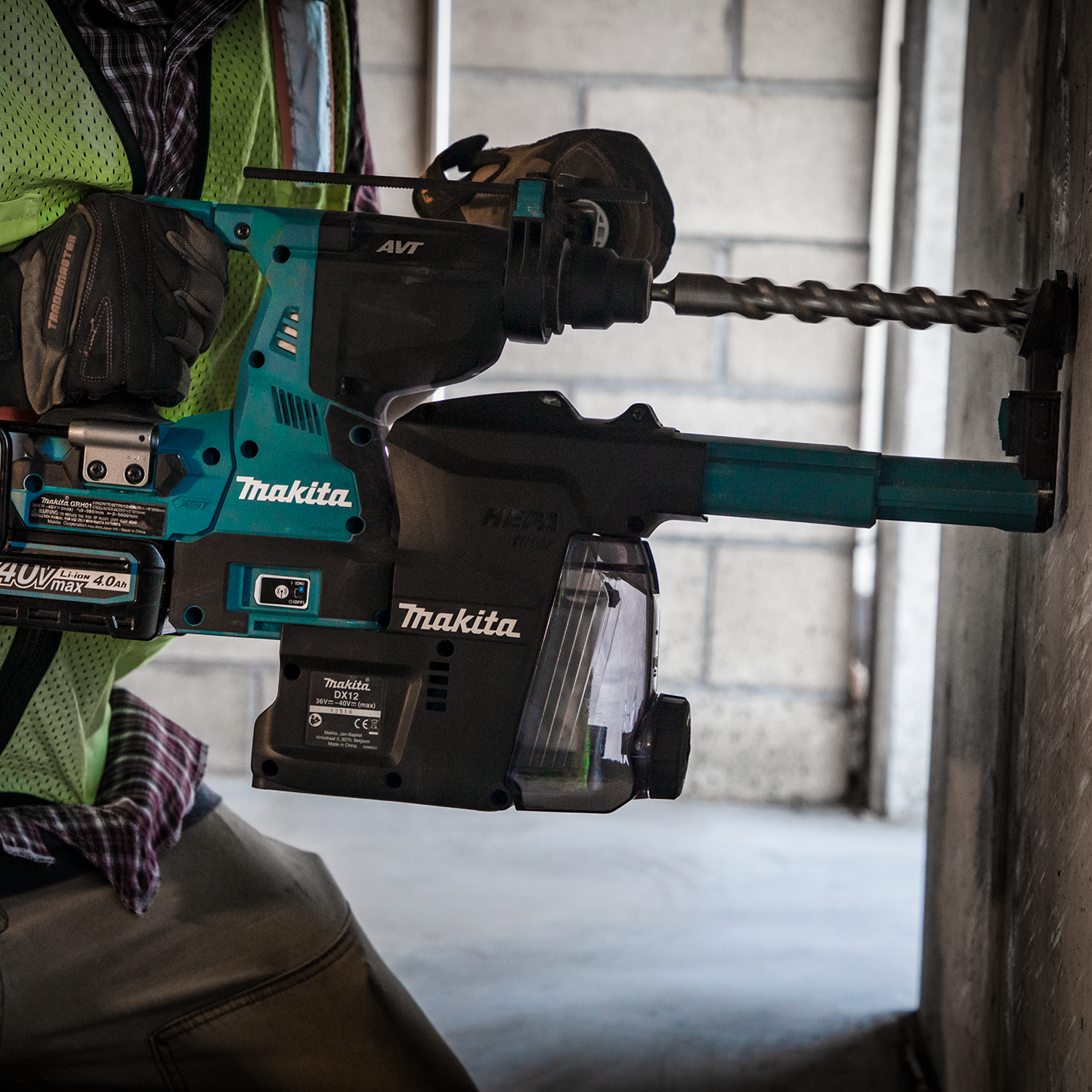 Makita GRH01M1W 40V max XGT® Brushless Cordless 1‑1/8" SDS‑PLUS AVT® Rotary Hammer Kit w/ Dust Extractor, AFT®, AWS® Capable (4.0Ah)