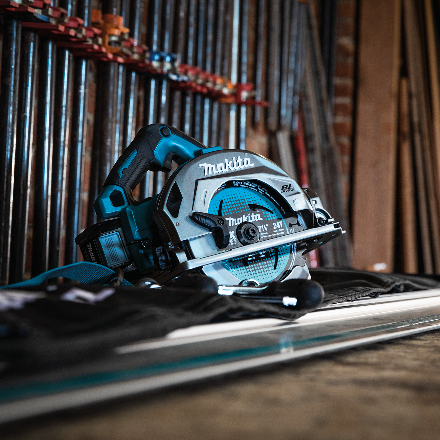 Makita GSH02M1 40V max XGT® Brushless Cordless 7‑1/4" Circular Saw Kit with Guide Rail Compatible Base, AWS® Capable, 4.0Ah