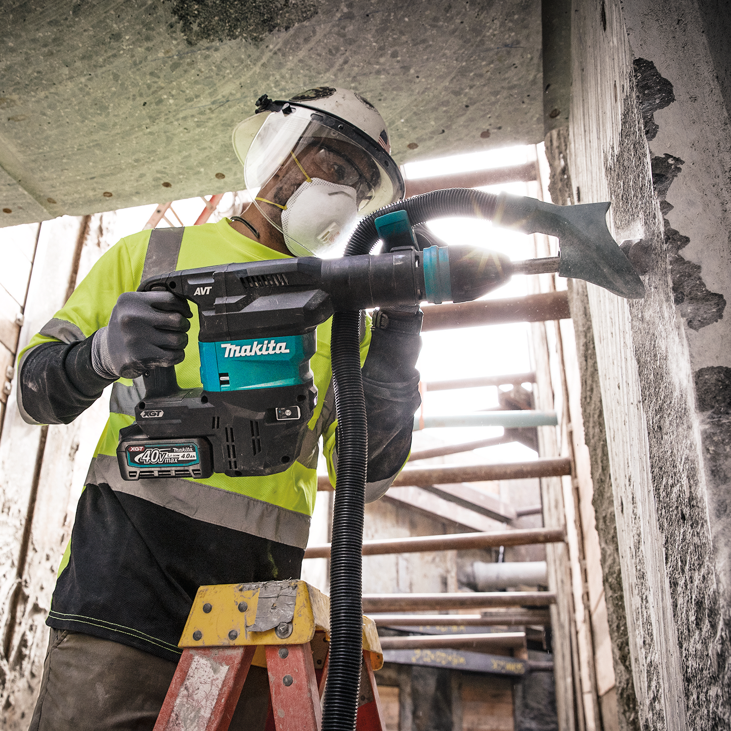 Makita GMH01M1 40V max XGT® Brushless Cordless 15 lb. SDS‑MAX AVT® Demolition Hammer Kit, AWS® Capable (4.0Ah)