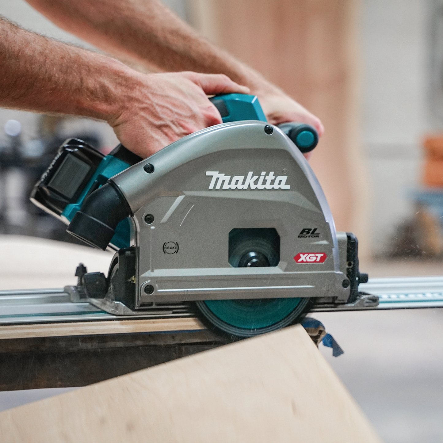 Makita GPS01M1J 40V max XGT® Brushless Cordless 6‑1/2" Plunge Circular Saw Kit, AWS® Capable (4.0Ah)