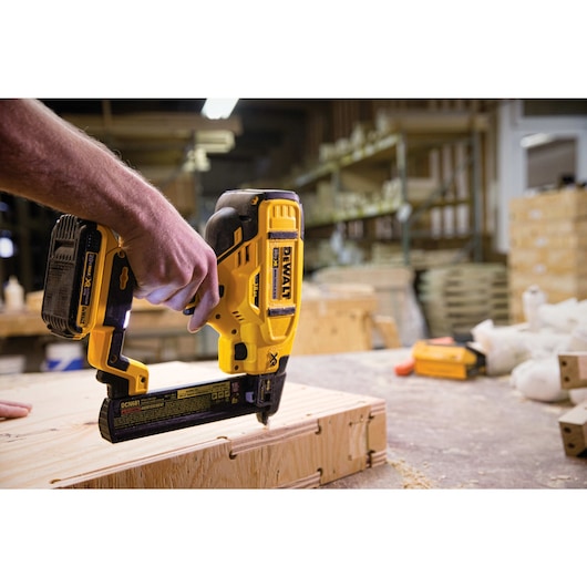 Dewalt DCN681D1 20V Max* Xr® 18 Ga Cordless Narrow Crown Stapler Kit