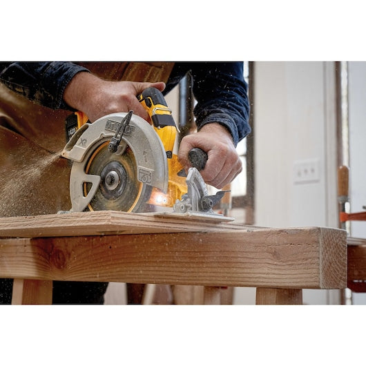 Dewalt DCS570P1 20V Max* 7-1/4 In. Brushless Xr® Circular Saw Kit With 5.0 Ah Battery