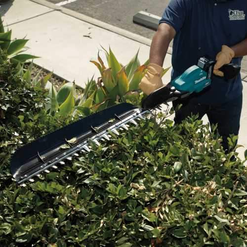 Makita GHU05M1 40V max XGT® Brushless Cordless 30" Single‑Sided Hedge Trimmer Kit (4.0Ah)