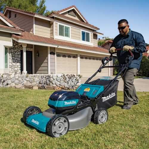 Makita GML01PL 40V max XGT® Brushless 21" Self‑Propelled Commercial Lawn Mower Kit (8.0Ah)