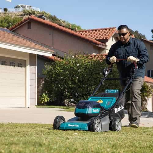 Makita GML01PL 40V max XGT® Brushless 21" Self‑Propelled Commercial Lawn Mower Kit (8.0Ah)