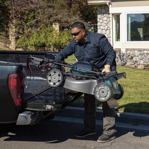 Makita GML01PL 40V max XGT® Brushless 21" Self‑Propelled Commercial Lawn Mower Kit (8.0Ah)