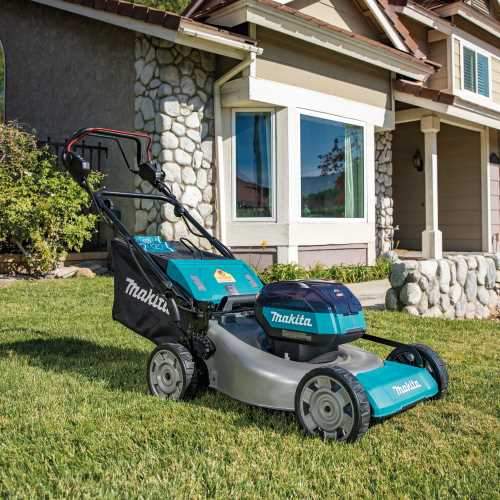 Makita GML01PL 40V max XGT® Brushless 21" Self‑Propelled Commercial Lawn Mower Kit (8.0Ah)