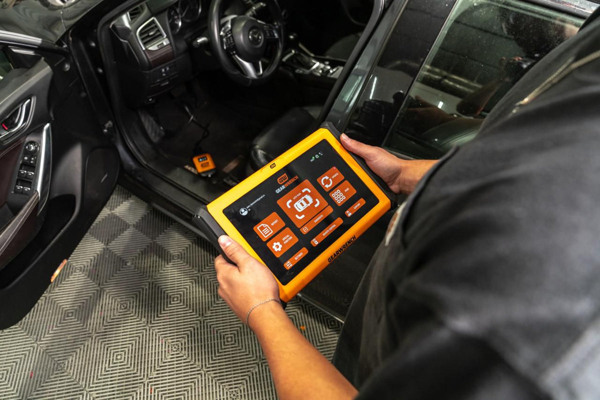 Gearwrench GWSMART10 10" Pro Command Wireless Bi-Directional Diagnostic Tablet with Rapid-Charge Dock