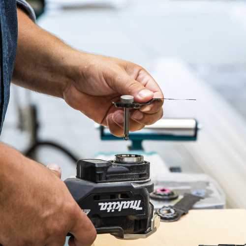 Makita XMT04R1B 18V LXT® Lithium‑Ion Sub‑Compact Brushless Cordless StarlockMax® Oscillating Multi‑Tool Kit (2.0Ah)