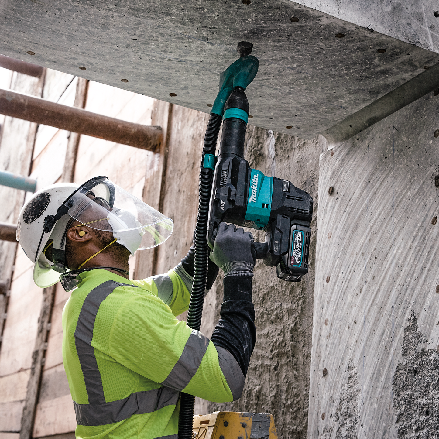 Makita GMH01M1 40V max XGT® Brushless Cordless 15 lb. SDS‑MAX AVT® Demolition Hammer Kit, AWS® Capable (4.0Ah)