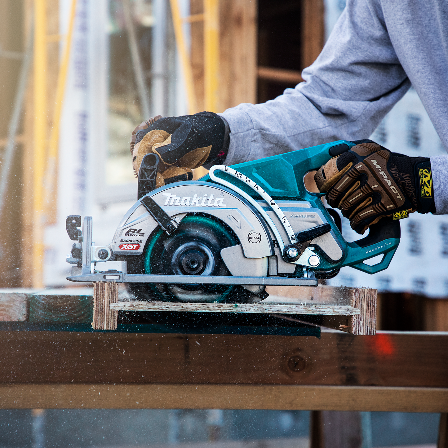 Makita GSR01M1 40V max XGT® Brushless Cordless Rear Handle 7‑1/4” Circular Saw Kit (4.0Ah)