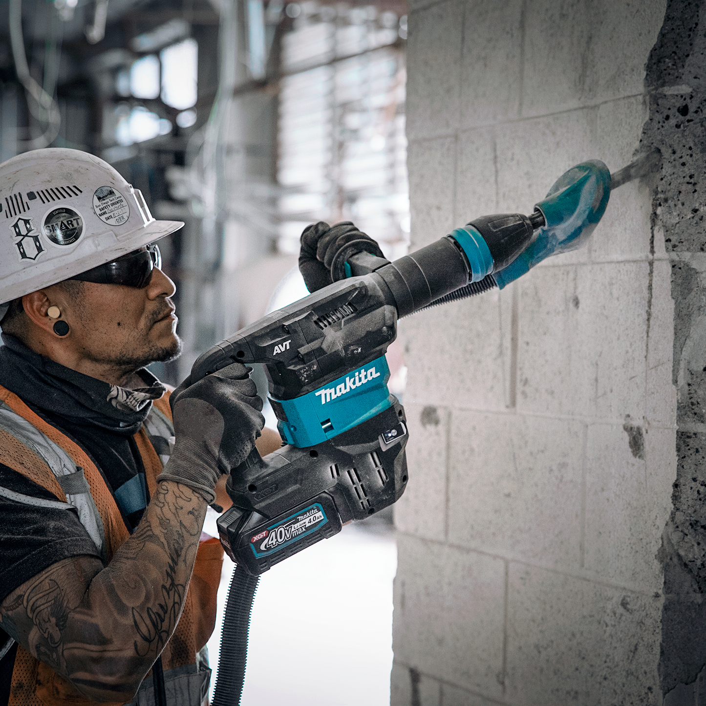 Makita GMH01M1 40V max XGT® Brushless Cordless 15 lb. SDS‑MAX AVT® Demolition Hammer Kit, AWS® Capable (4.0Ah)