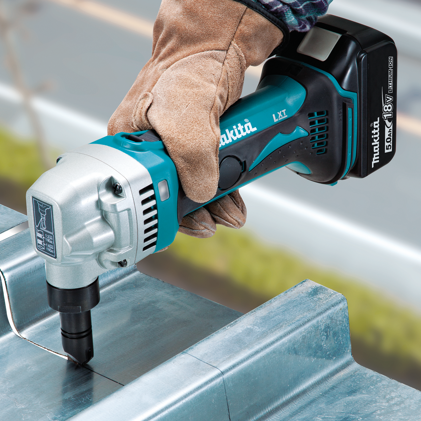 Makita XNJ01T 18V LXT® Lithium‑Ion Cordless 16 Gauge Nibbler Kit (5.0Ah)