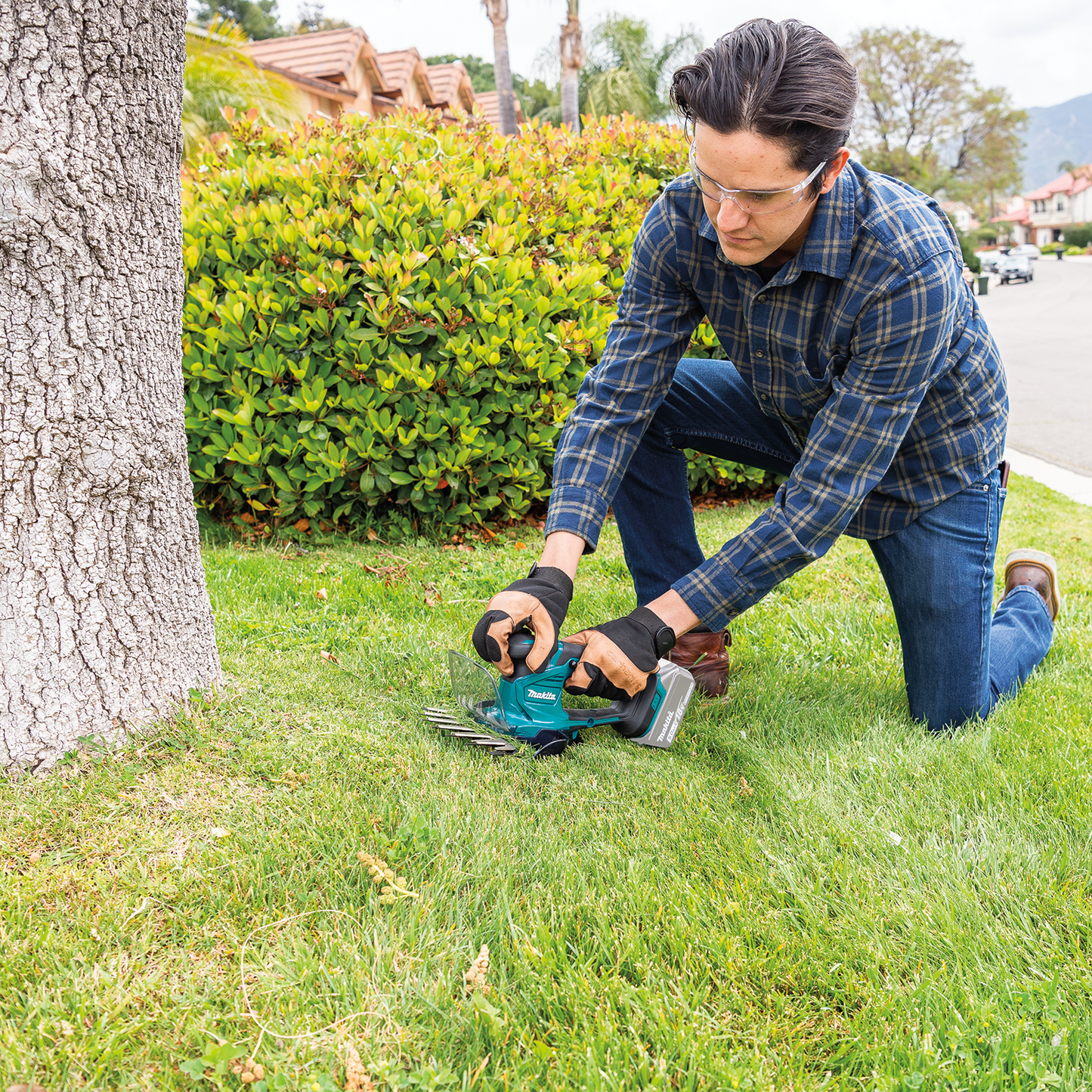 Makita XMU04ZX 18V LXT® Lithium‑Ion Cordless Grass Shear with Hedge Trimmer Blade, Tool Only