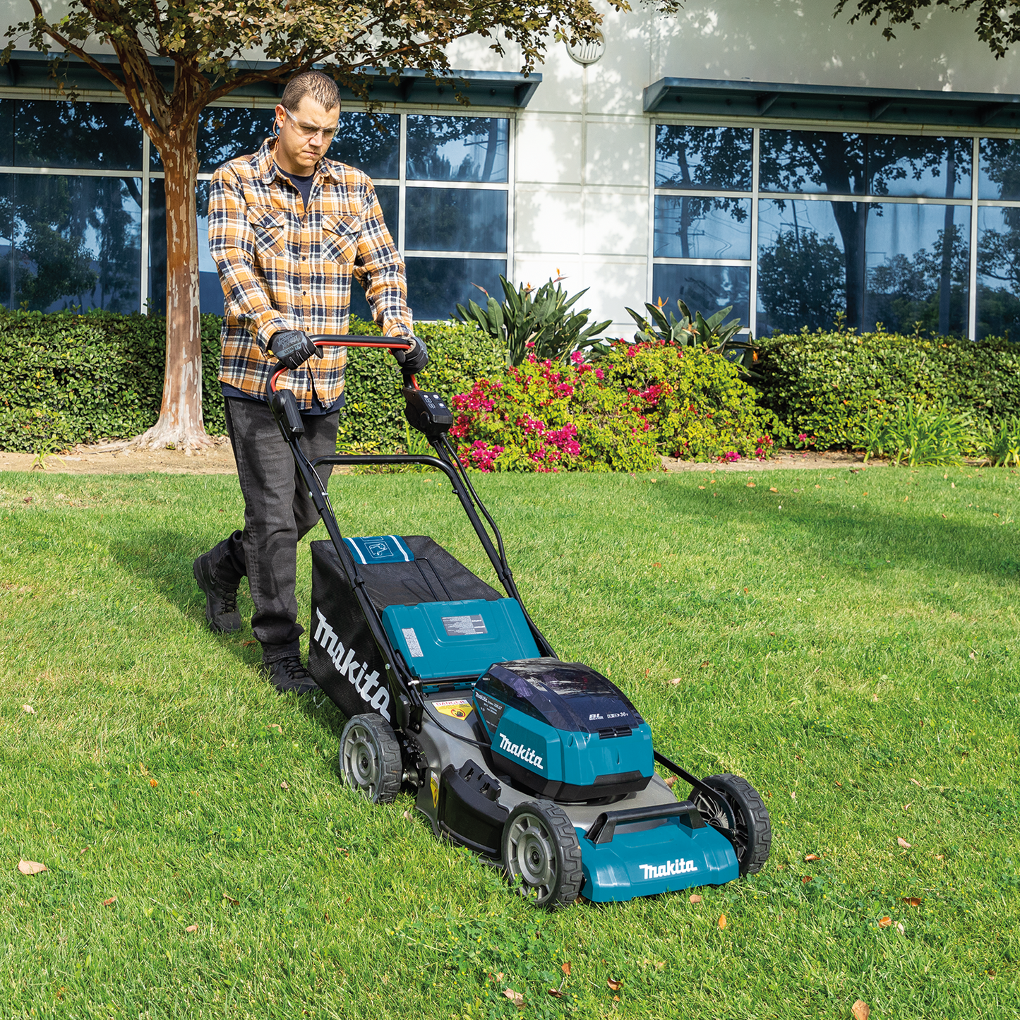 Makita XML07PT1 36V (18V X2) LXT® Brushless 21" Commercial Lawn Mower Kit with 4 Batteries (5.0Ah)