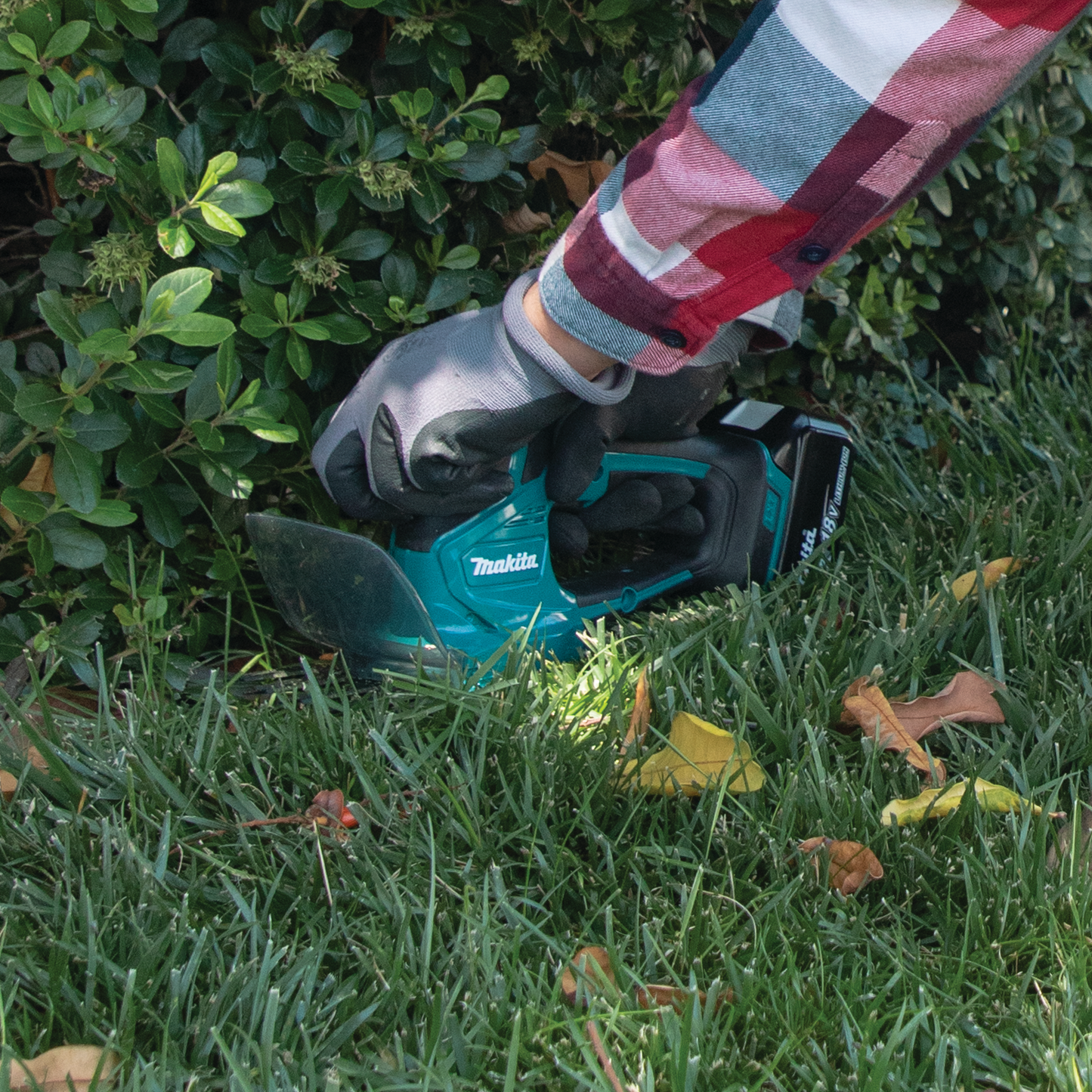 Makita XMU05Z 18V LXT® Lithium‑Ion Cordless 4‑5/16" Grass Shear, Tool Only