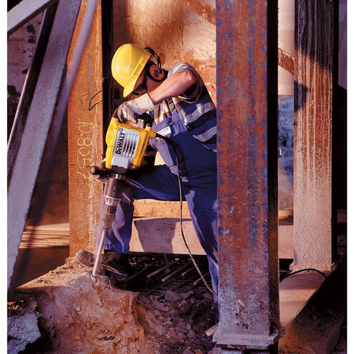Dewalt D25901K Sds Max Demo Hammer W/ Shocks