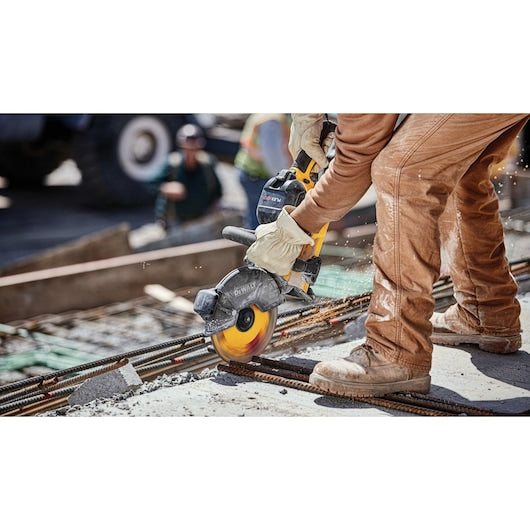 Dewalt DCS690X2 Flexvolt 60V Max* Cordless Brushless 9 In. Cut-Off Saw Kit