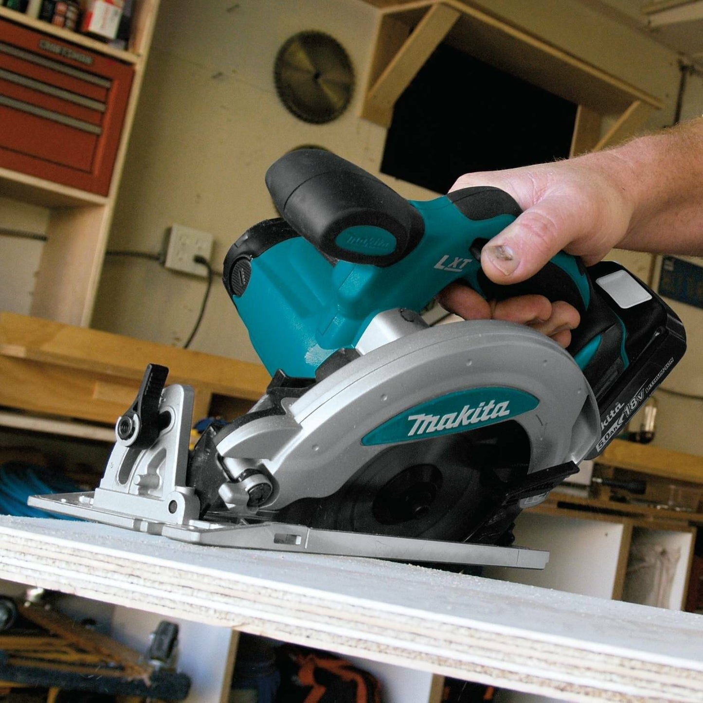 Makita XSS01T 18V LXT® Lithium‑Ion Cordless 6‑1/2" Circular Saw Kit (5.0Ah)