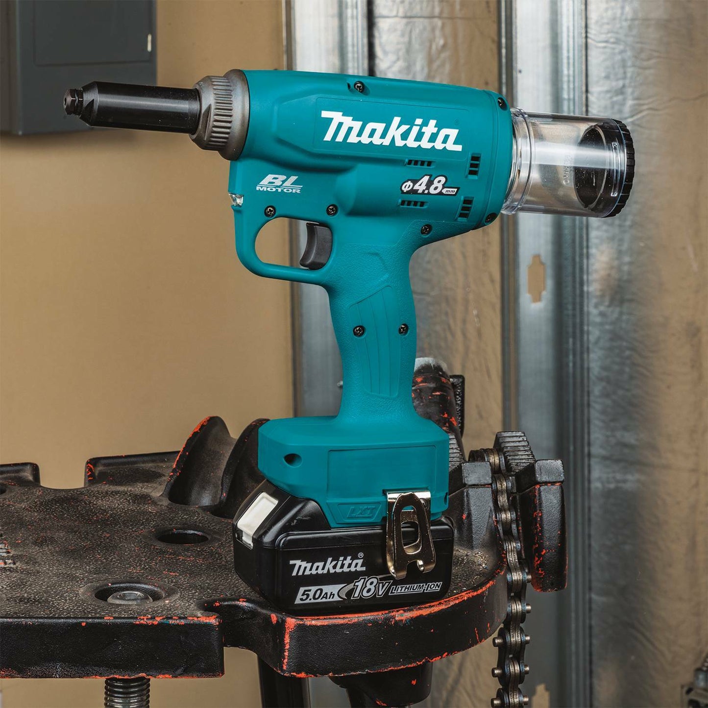 Makita XVR01T 18V LXT® Lithium‑Ion Brushless Cordless Rivet Tool Kit (5.0Ah)